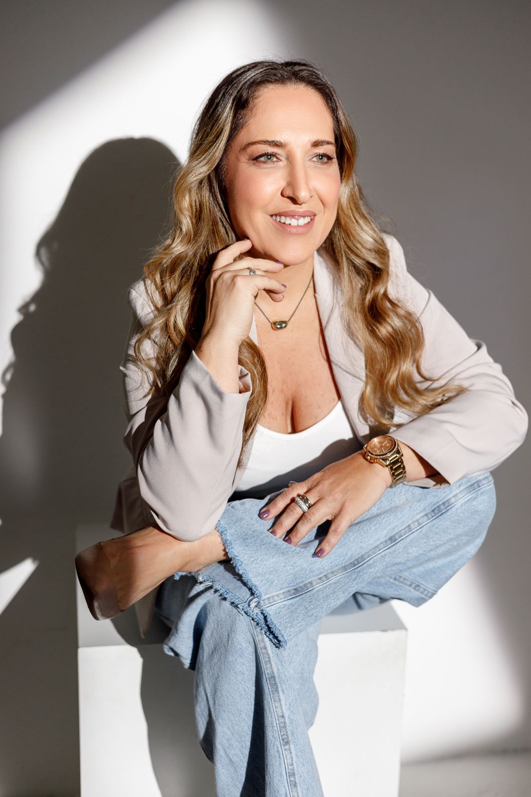 Fabiana Campos sorrindo, com a mão no queixo