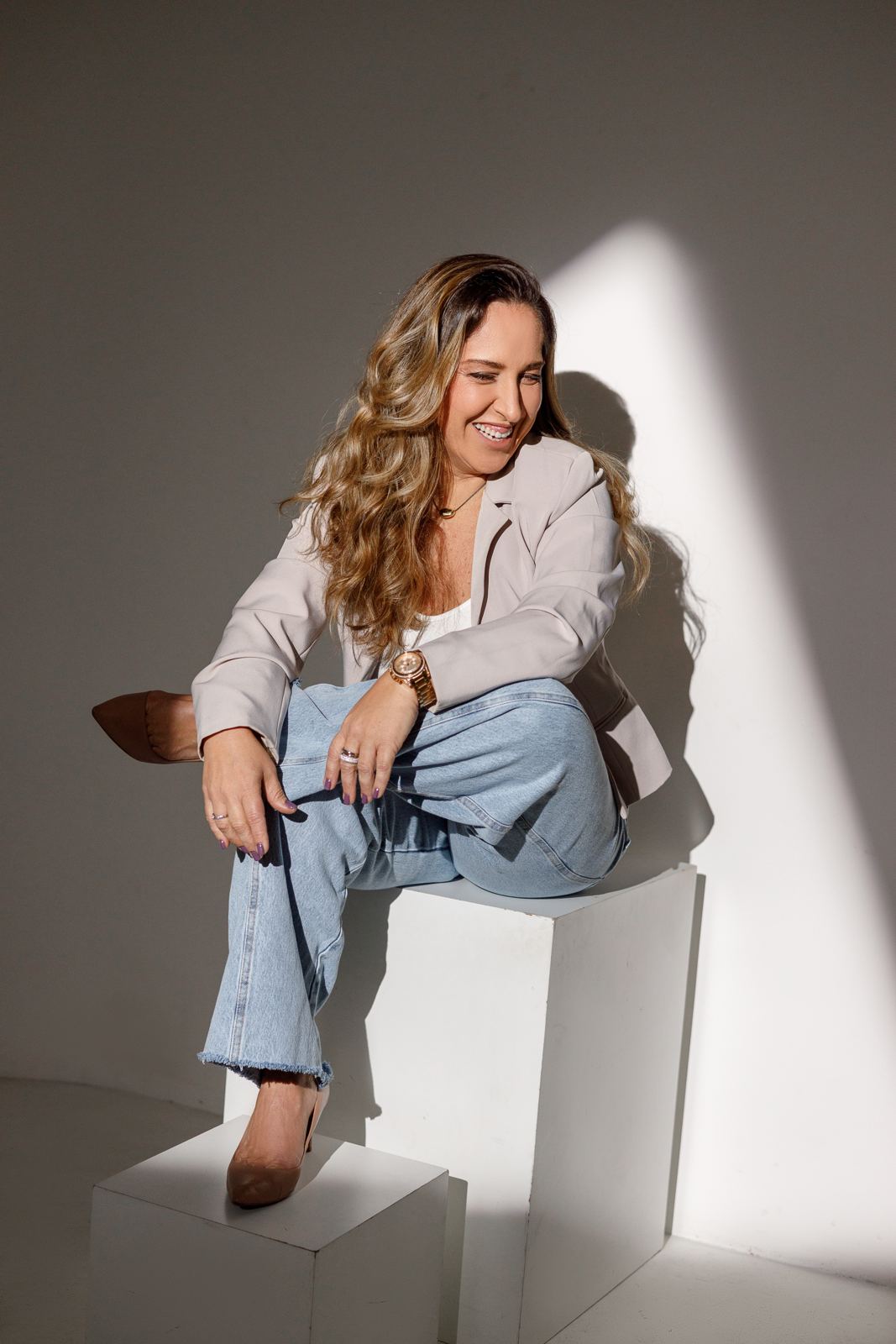 Fabiana Campos sorrindo, sentada