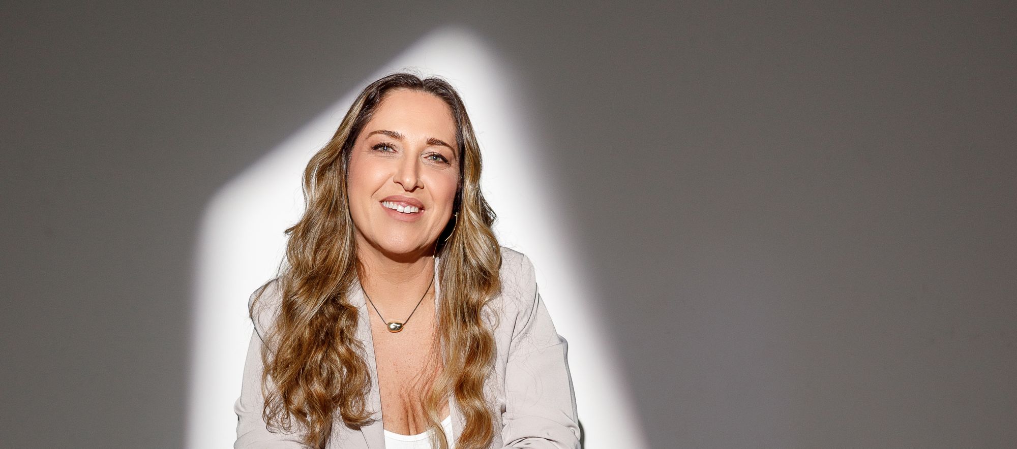 Fabiana Campos em estúdio com luz natural